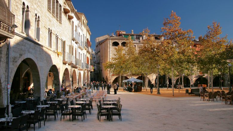 plaza mayor del pueblo de bañolas cataluña