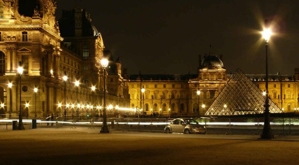 Le louvre la nuit