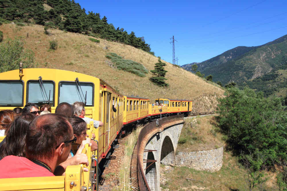 pont train jaune montagne