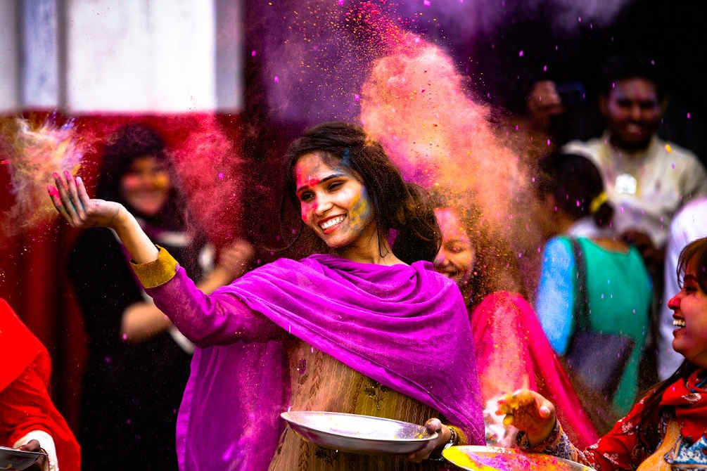 fille indienne poudre couleurs