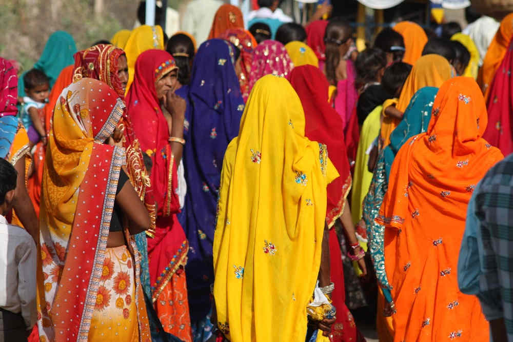 groupe robes colorées Inde