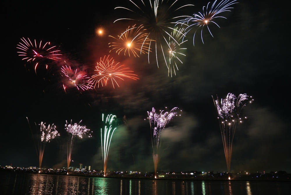 Fête nationale feu d'artifice dans les pyrénées-orientales