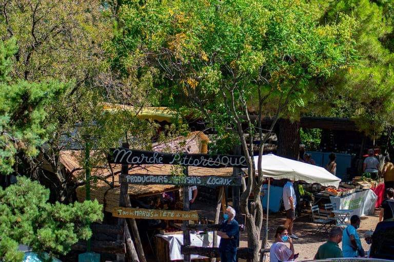 marché pittoresque producteur artisans locaux été castelnou beaux villages de france ambiance 66