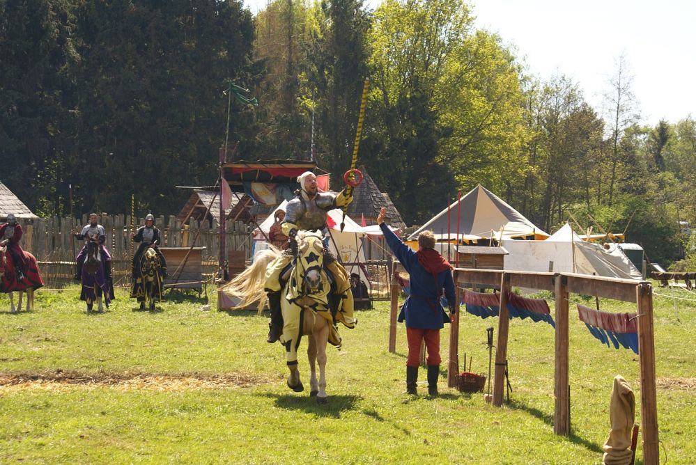 parade des chevaliers marché médiéval perpignan chevaliers 
