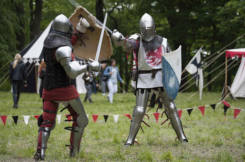 hommes en arme chevaliers épée combats perpignan campo santo terre des seigneurs