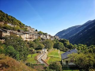 Offrez-vous un petit moment de calme et de détente à Fontpedrouse ⛰💚
Ce petit village de montagne constitué essentiellement de maisons en granit, accueille les Bains de Saint-Thomas, avec ses Bassins d'eau sulfureuse qui peut atteindre les 58 °C. C'est l'une des plus chaudes sources naturelles des Pyrénées 💦
#pyrenees #pyreneesorientales #paysage  #montagne #france #detente #village #suddefrance #payscatalan #beautiful #nature #green #enjoy #enjoylife #simple #moment #tourism #irouicome