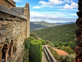 Connaissez-vous le Prieuré  de Serrabone ? 
Depuis le Xème siècle, Sainte-Marie de Serrabona veille sur la vallée du Boulès du haut de la "bonne montagne" (en catalan la « serra bona »). Un chef d'oeuvre de l'art roman dans un endroit reculé et paisible 💚
#payscatalan #pyreneesorientales #patrimoine #france #architecture #beautiful #place #tourisme #discover #travel #pic #instagood #instatravel #peaceful #landscape #irouicome